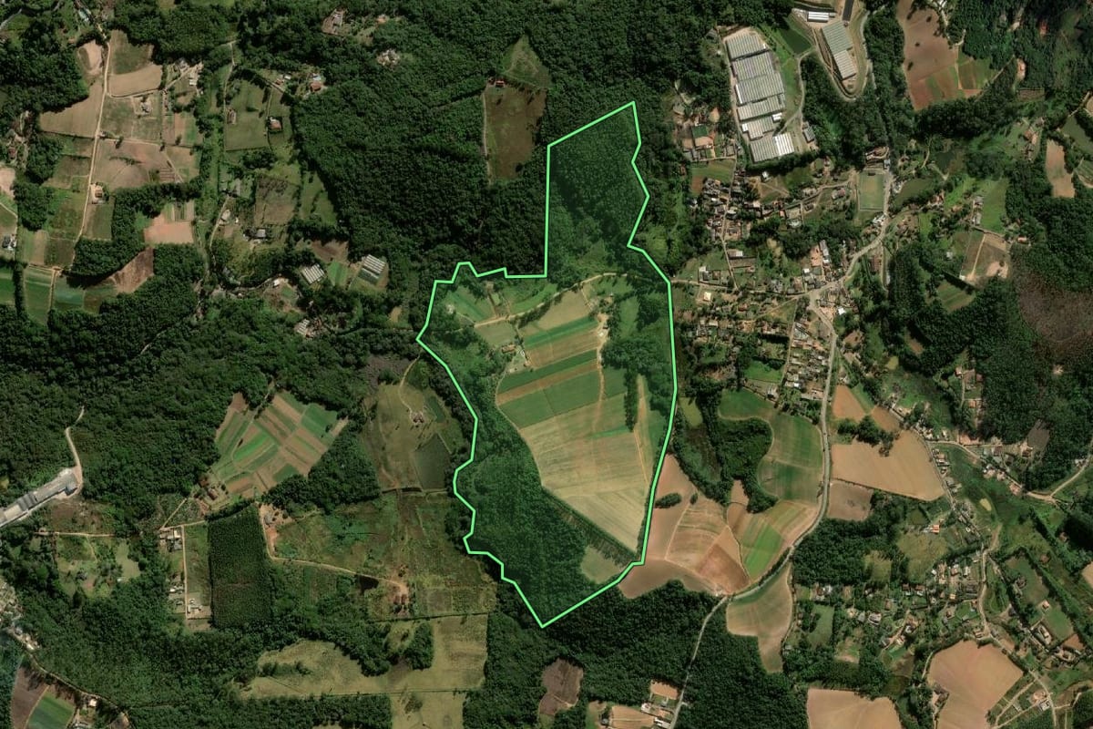 Imagem de satélite do imóvel rural em Cotia (SP), com o contorno declarado no CAR desenhado por cima.