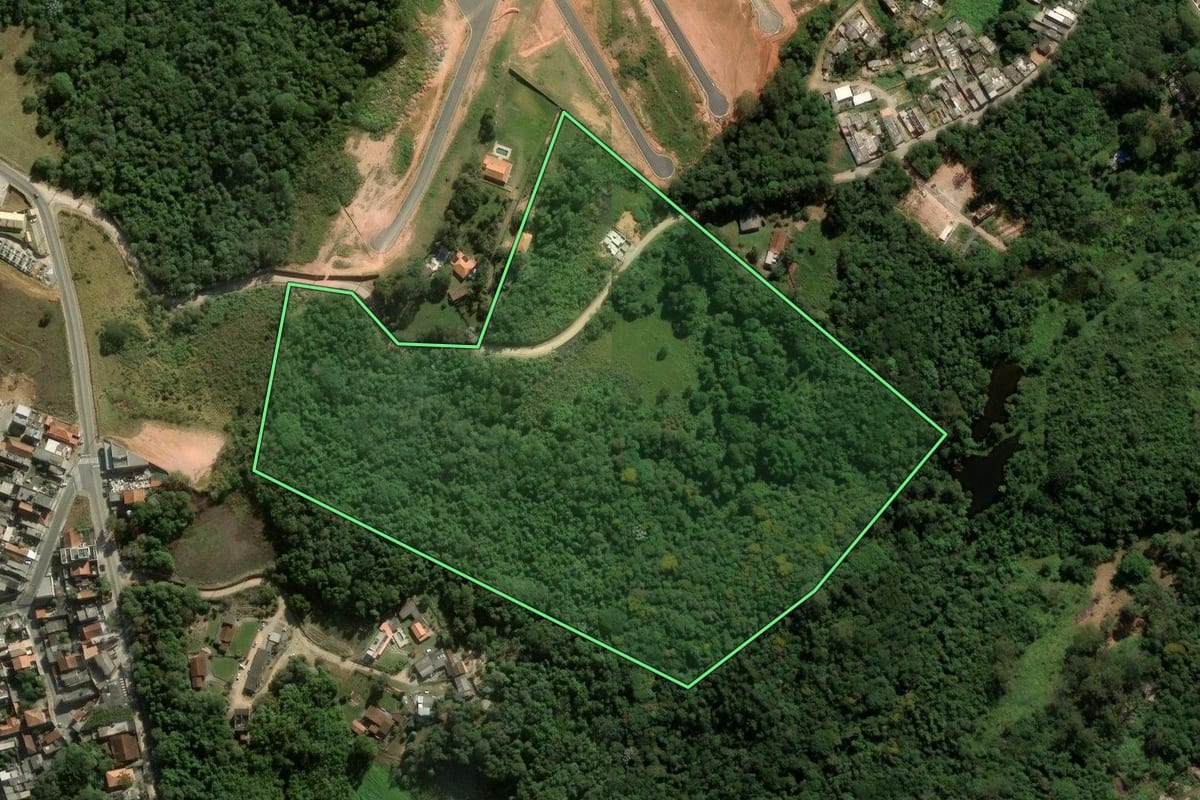 Imagem de satélite do imóvel rural em Cotia (SP), com o contorno declarado no CAR desenhado por cima.