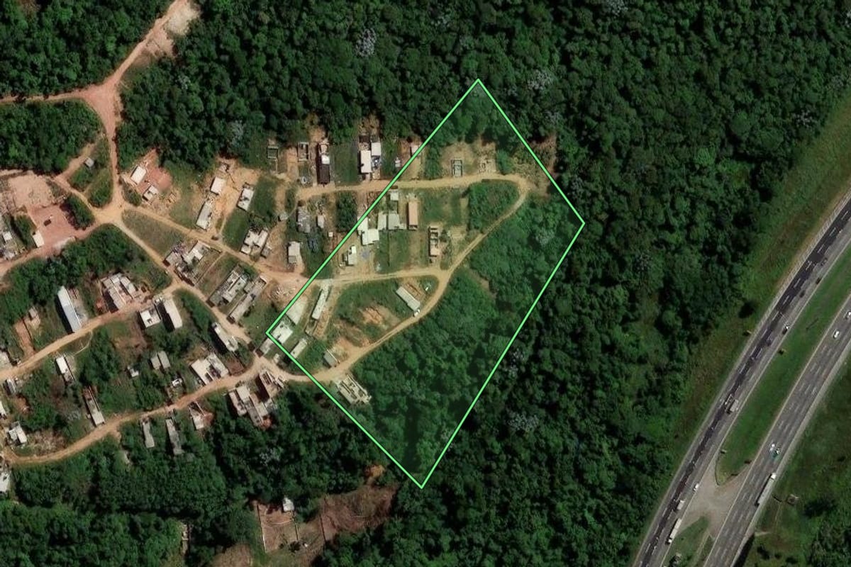 Imagem de satélite do imóvel rural em Cotia (SP), com o contorno declarado no CAR desenhado por cima.