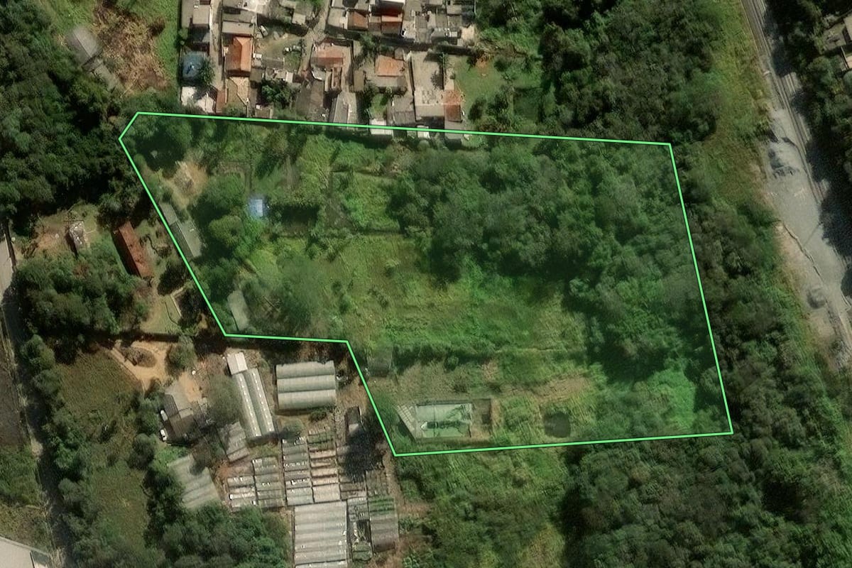 Imagem de satélite do imóvel rural em Cotia (SP), com o contorno declarado no CAR desenhado por cima.