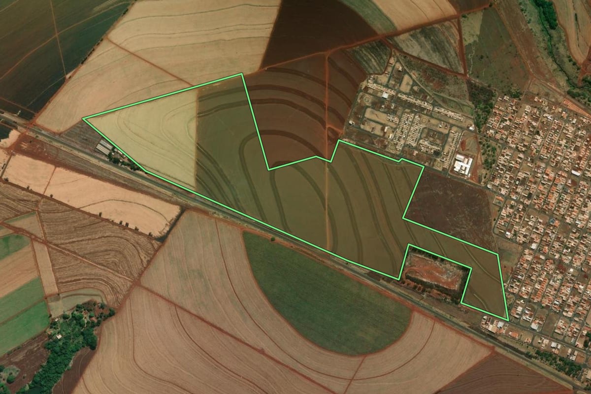 Imagem de satélite do imóvel rural em Cravinhos (SP), com o contorno declarado no CAR desenhado por cima.