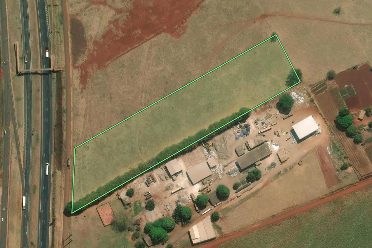 Imagem de satélite do imóvel rural em Cravinhos (SP), com o contorno declarado no CAR desenhado por cima.