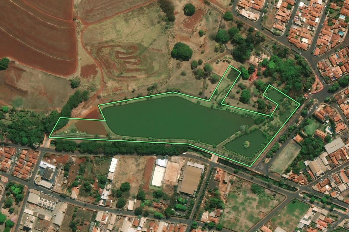 Imagem de satélite do imóvel rural em Cravinhos (SP), com o contorno declarado no CAR desenhado por cima.