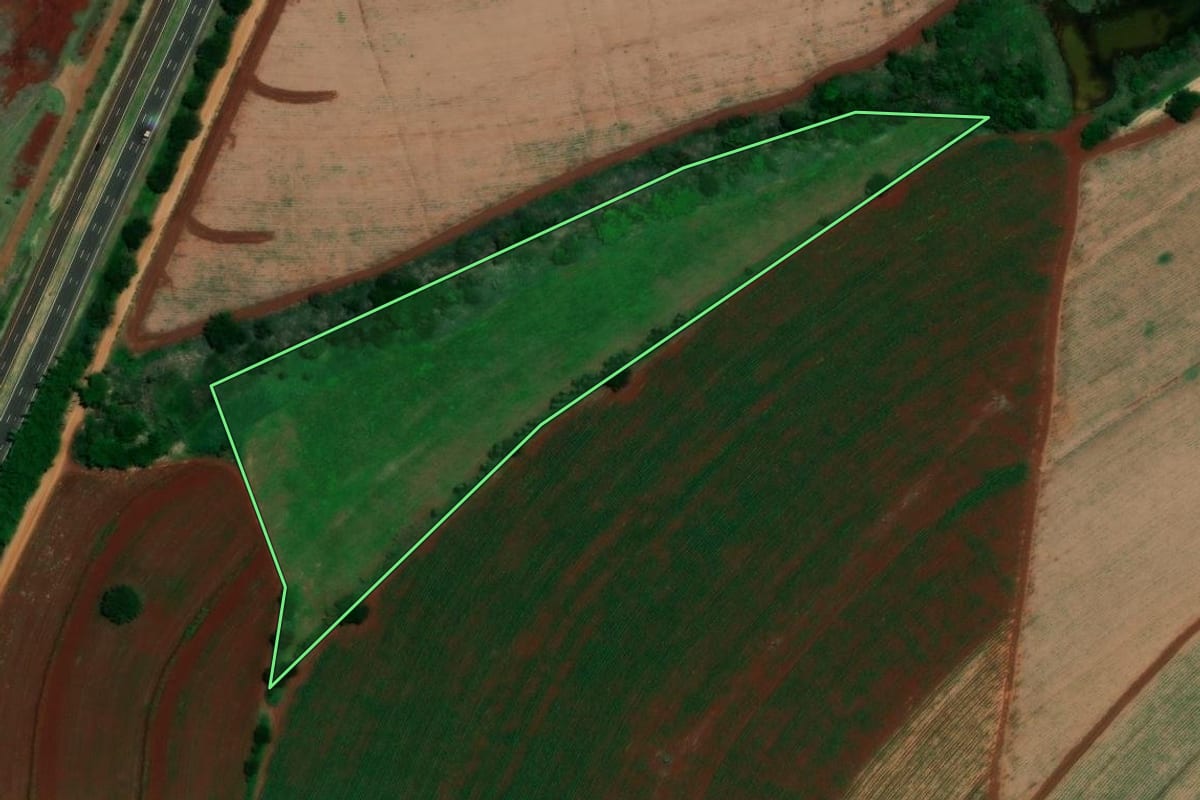 Imagem de satélite do imóvel rural em Cravinhos (SP), com o contorno declarado no CAR desenhado por cima.