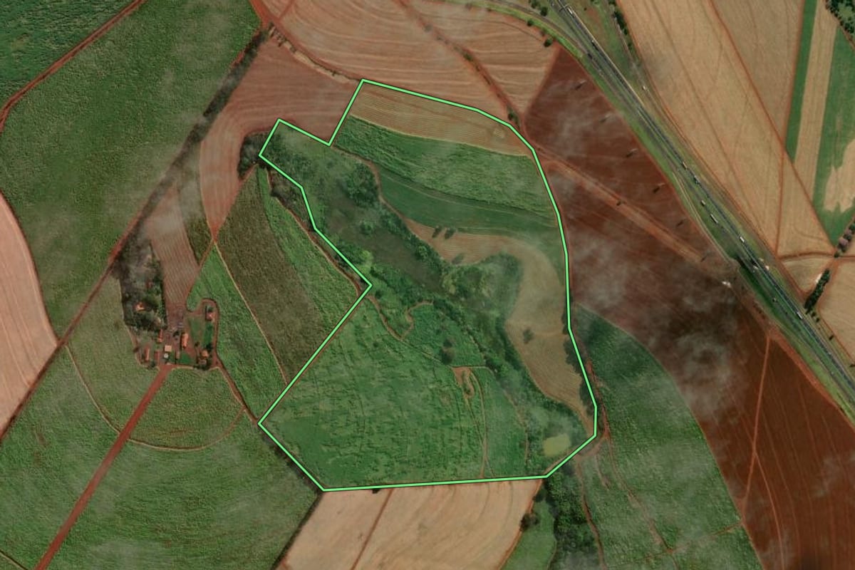 Imagem de satélite do imóvel rural em Cravinhos (SP), com o contorno declarado no CAR desenhado por cima.