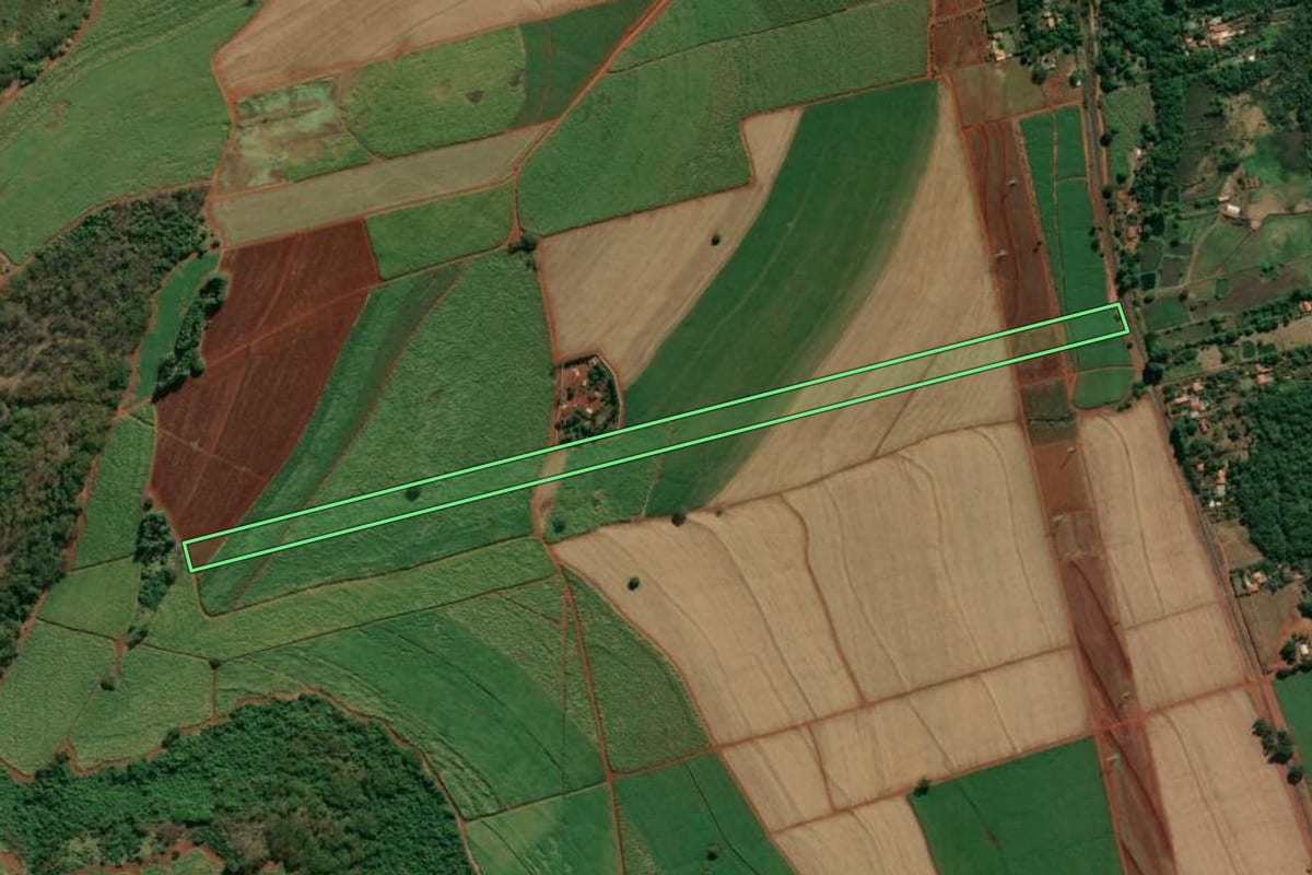 Imagem de satélite do imóvel rural em Cravinhos (SP), com o contorno declarado no CAR desenhado por cima.