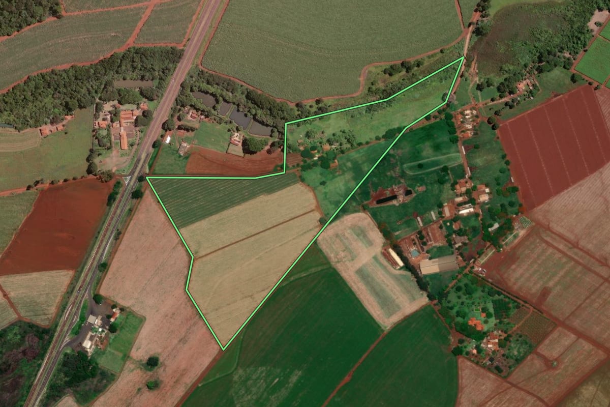 Imagem de satélite do imóvel rural em Cravinhos (SP), com o contorno declarado no CAR desenhado por cima.