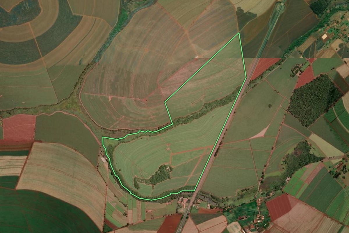 Imagem de satélite do imóvel rural em Cravinhos (SP), com o contorno declarado no CAR desenhado por cima.