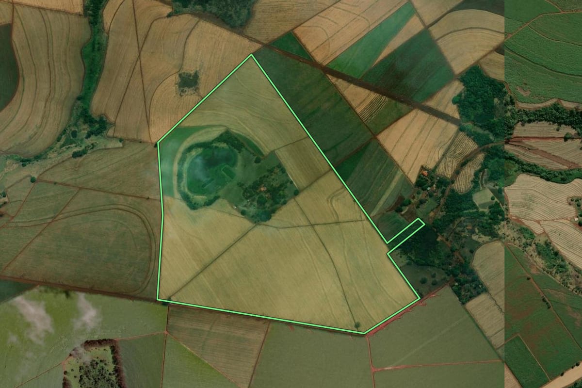 Imagem de satélite do imóvel rural em Cravinhos (SP), com o contorno declarado no CAR desenhado por cima.