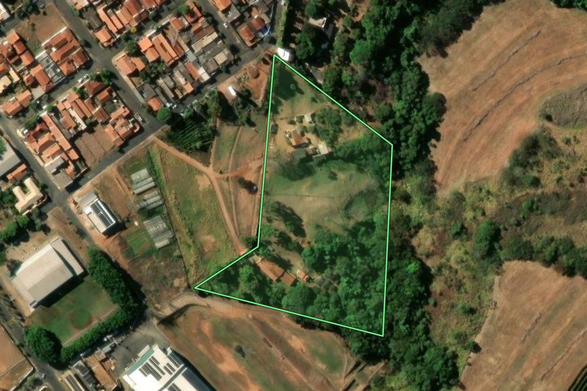 Imagem de satélite do imóvel rural em Cristais Paulista (SP), com o contorno declarado no CAR desenhado por cima.