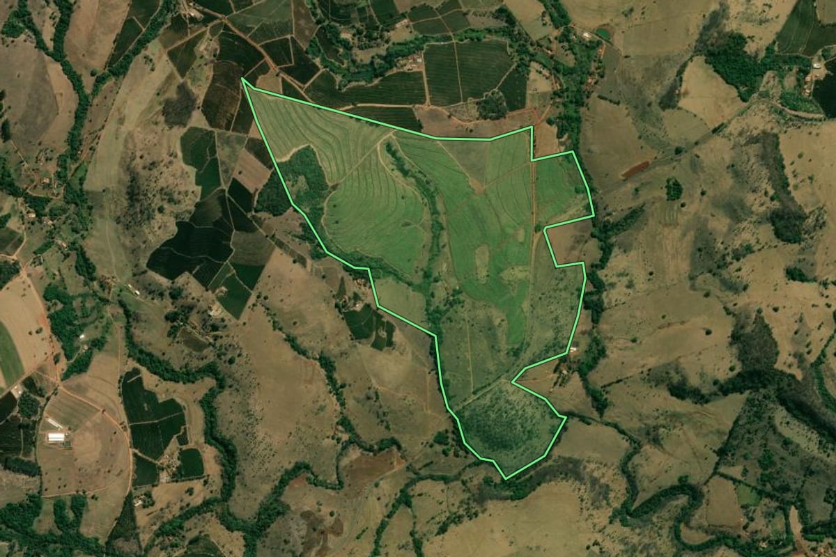 Imagem de satélite do imóvel rural em Cristais Paulista (SP), com o contorno declarado no CAR desenhado por cima.