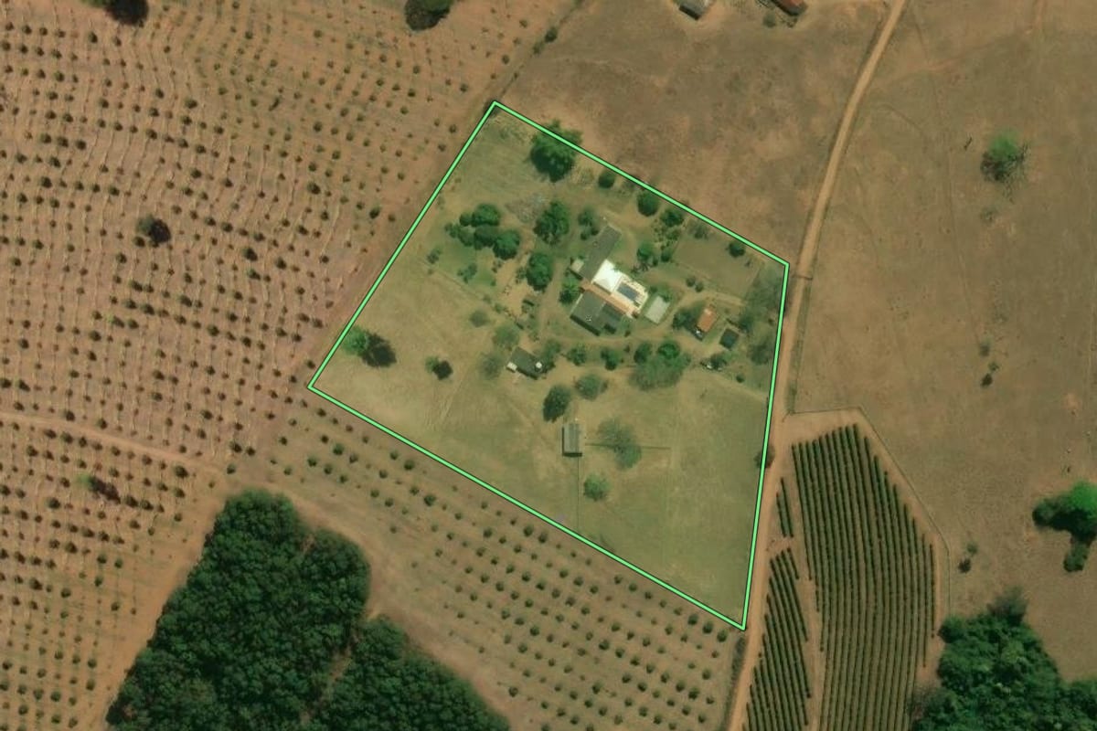 Imagem de satélite do imóvel rural em Cristais Paulista (SP), com o contorno declarado no CAR desenhado por cima.