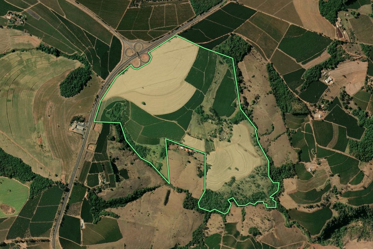 Imagem de satélite do imóvel rural em Cristais Paulista (SP), com o contorno declarado no CAR desenhado por cima.