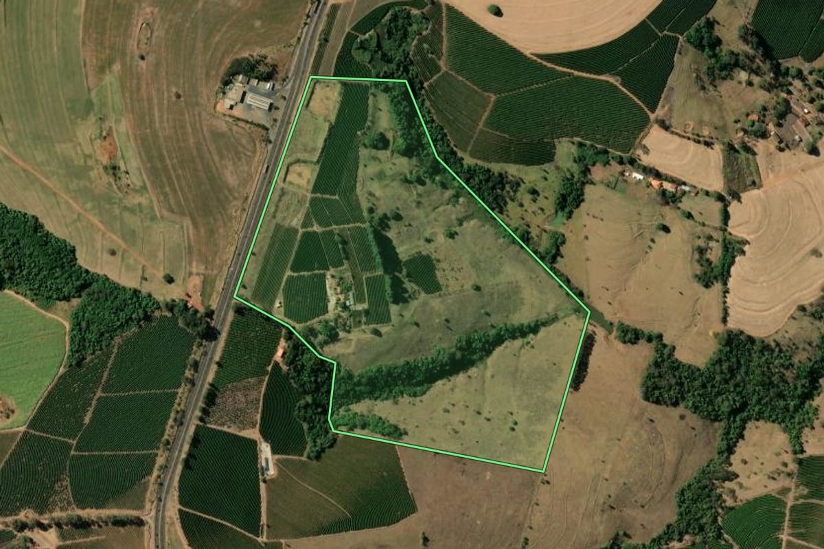 Imagem de satélite do imóvel rural em Cristais Paulista (SP), com o contorno declarado no CAR desenhado por cima.