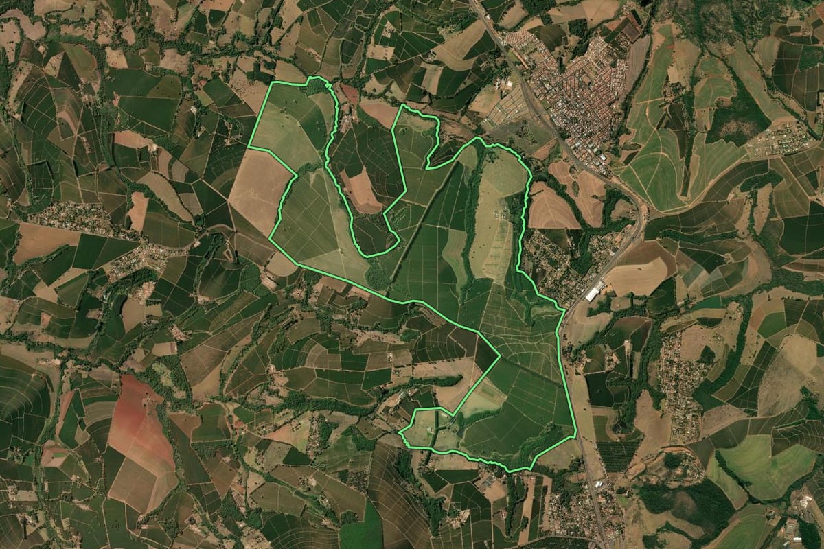 Imagem de satélite do imóvel rural em Cristais Paulista (SP), com o contorno declarado no CAR desenhado por cima.