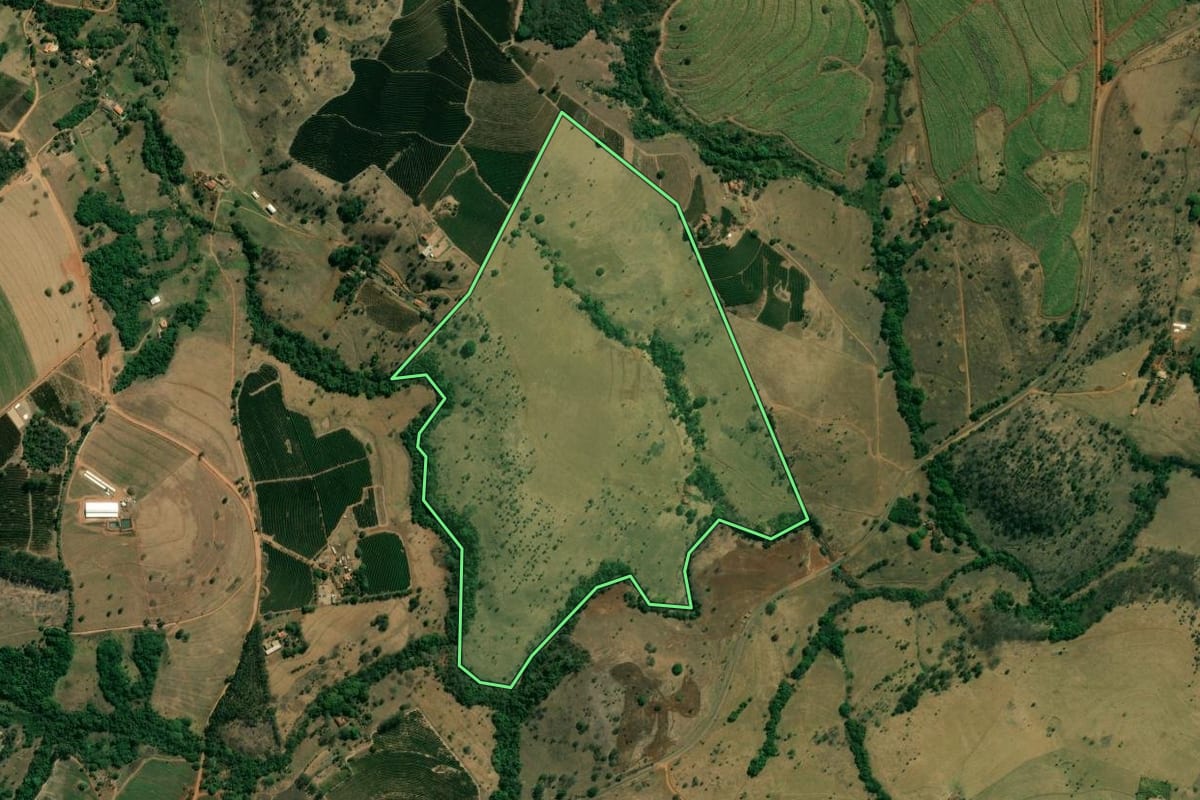 Imagem de satélite do imóvel rural em Cristais Paulista (SP), com o contorno declarado no CAR desenhado por cima.