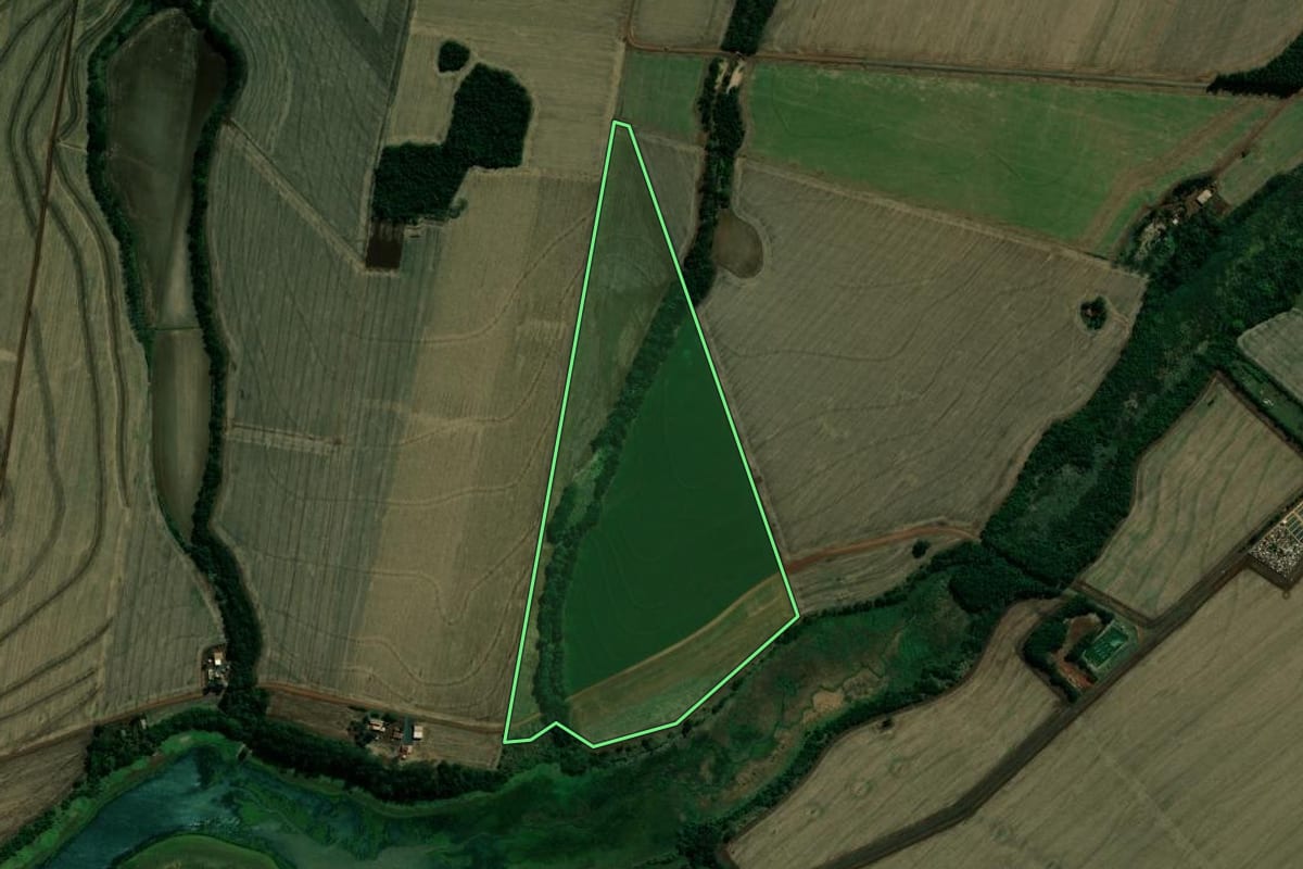 Imagem de satélite do imóvel rural em Cruzália (SP), com o contorno declarado no CAR desenhado por cima.