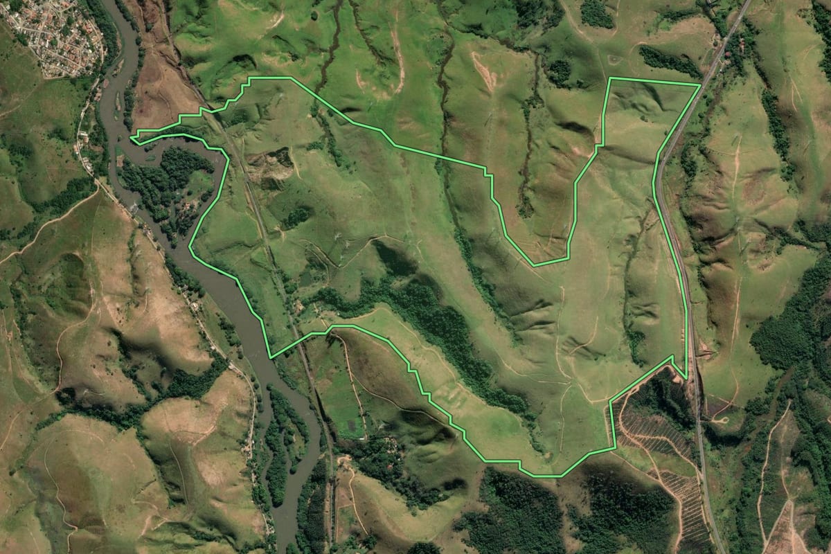 Imagem de satélite do imóvel rural em Cruzeiro (SP), com o contorno declarado no CAR desenhado por cima.