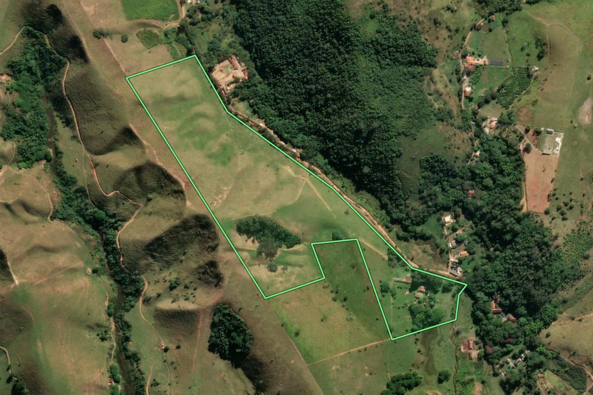 Imagem de satélite do imóvel rural em Cruzeiro (SP), com o contorno declarado no CAR desenhado por cima.