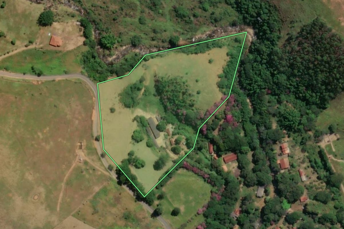 Imagem de satélite do imóvel rural em Cruzeiro (SP), com o contorno declarado no CAR desenhado por cima.