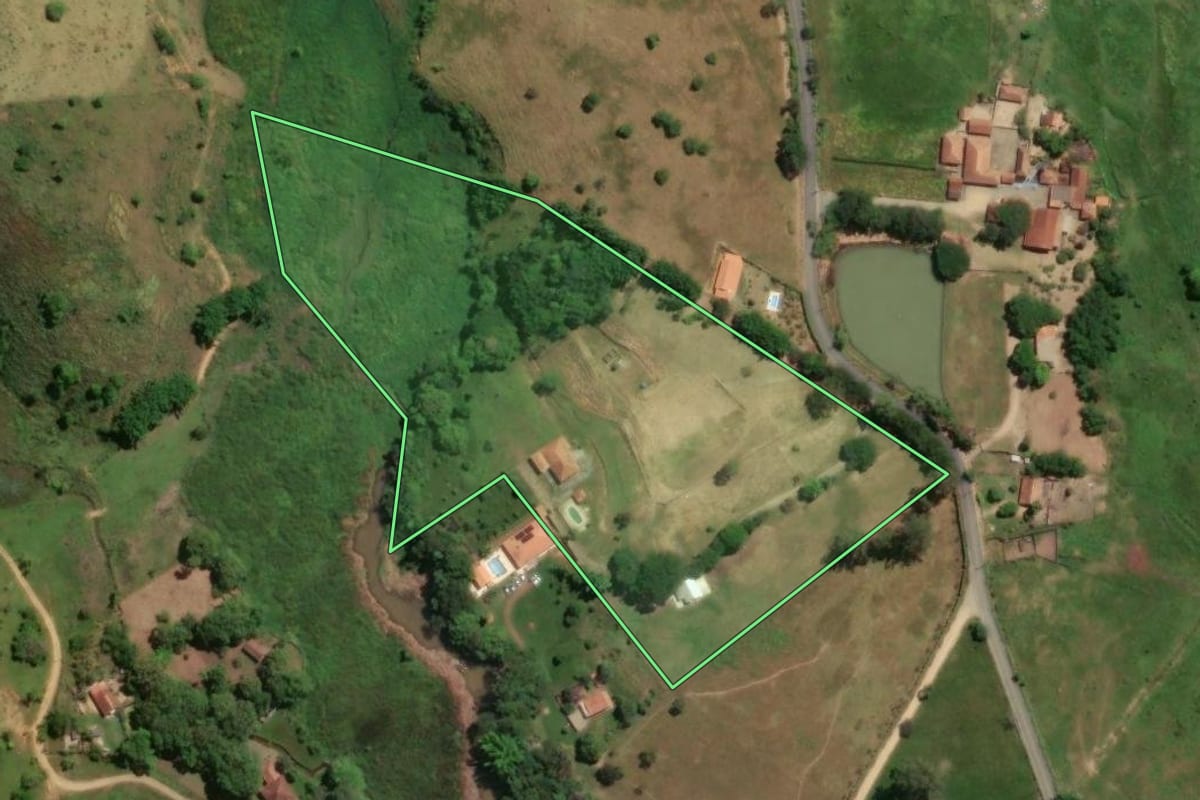 Imagem de satélite do imóvel rural em Cruzeiro (SP), com o contorno declarado no CAR desenhado por cima.