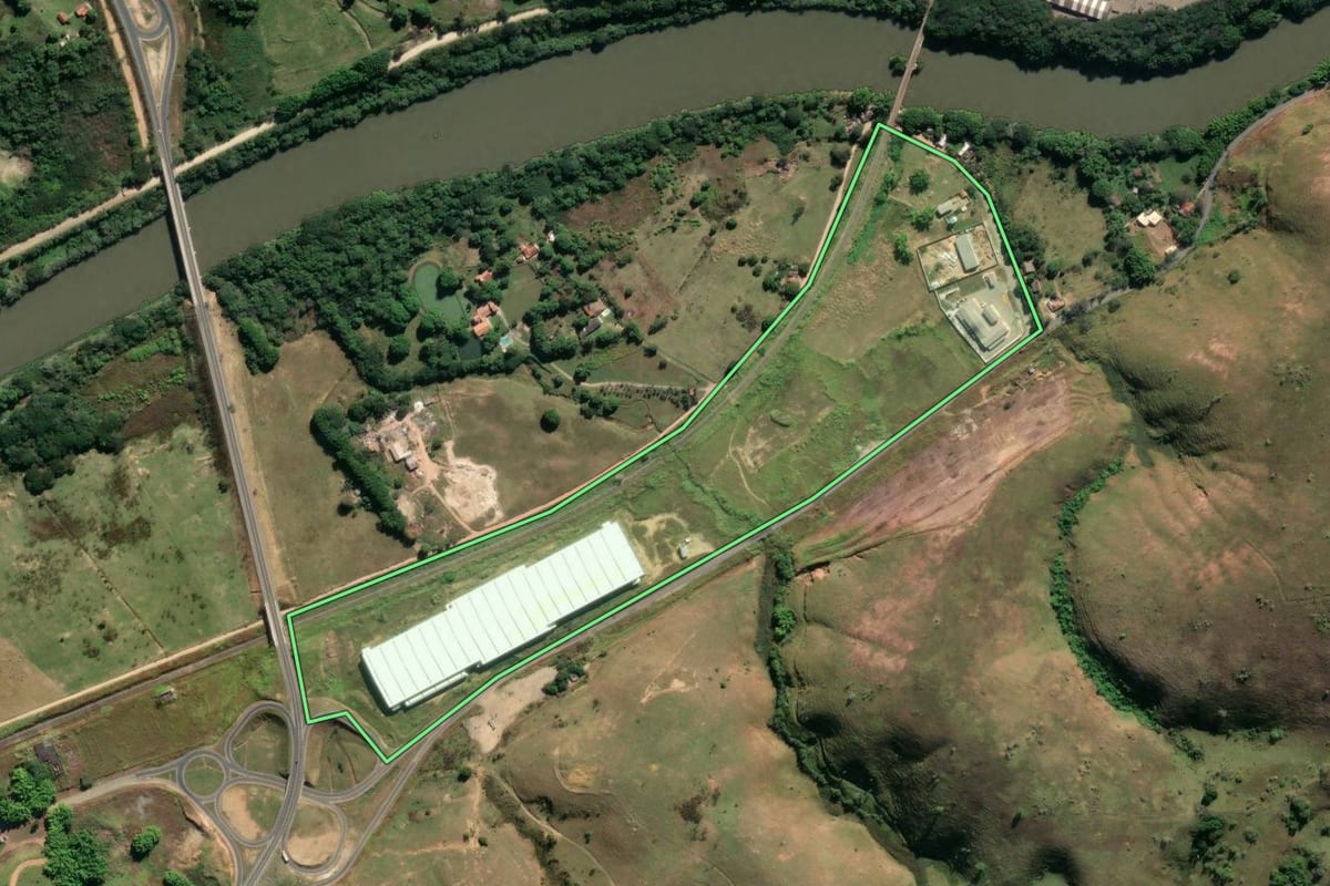 Imagem de satélite do imóvel rural em Cruzeiro (SP), com o contorno declarado no CAR desenhado por cima.