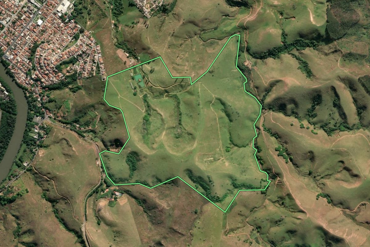 Imagem de satélite do imóvel rural em Cruzeiro (SP), com o contorno declarado no CAR desenhado por cima.