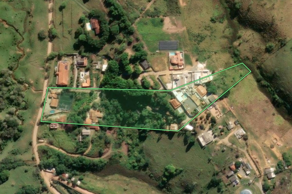 Imagem de satélite do imóvel rural em Cruzeiro (SP), com o contorno declarado no CAR desenhado por cima.