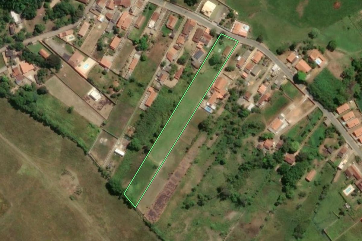 Imagem de satélite do imóvel rural em Cruzeiro (SP), com o contorno declarado no CAR desenhado por cima.