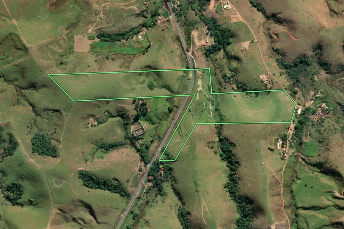 Imagem de satélite do imóvel rural em Cruzeiro (SP), com o contorno declarado no CAR desenhado por cima.