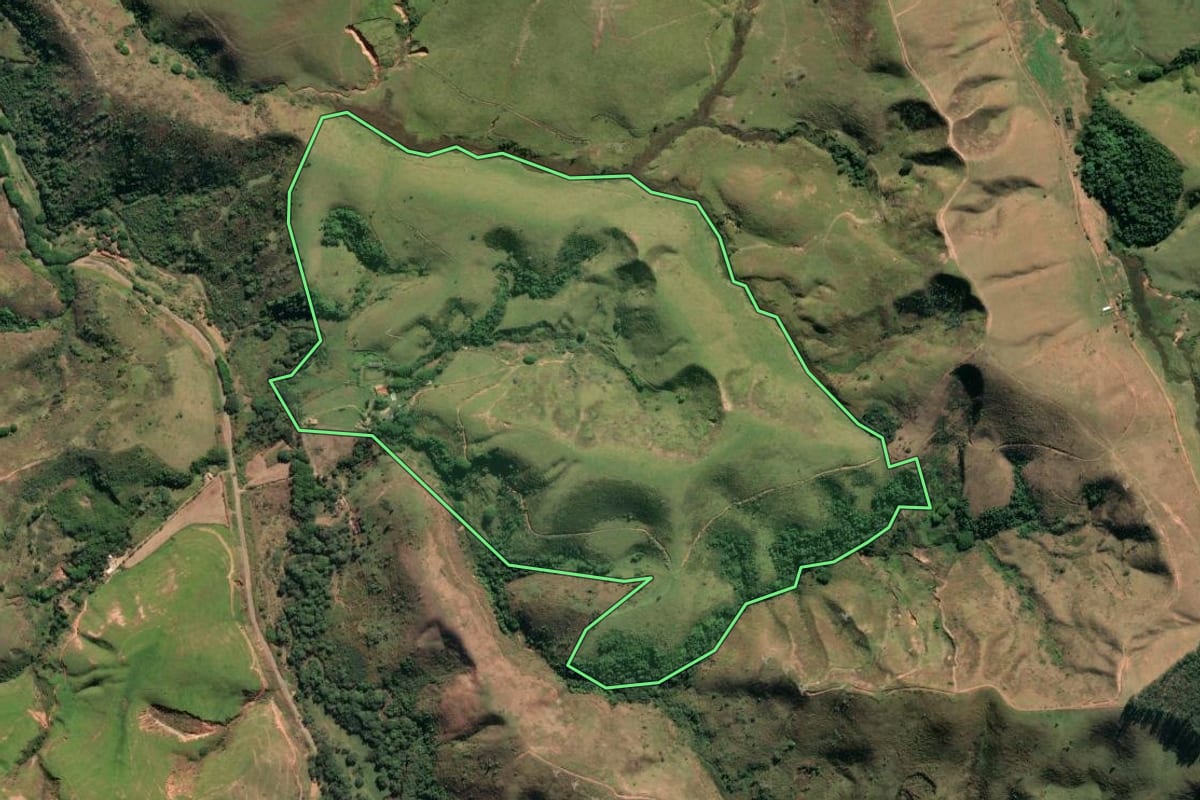 Imagem de satélite do imóvel rural em Cruzeiro (SP), com o contorno declarado no CAR desenhado por cima.