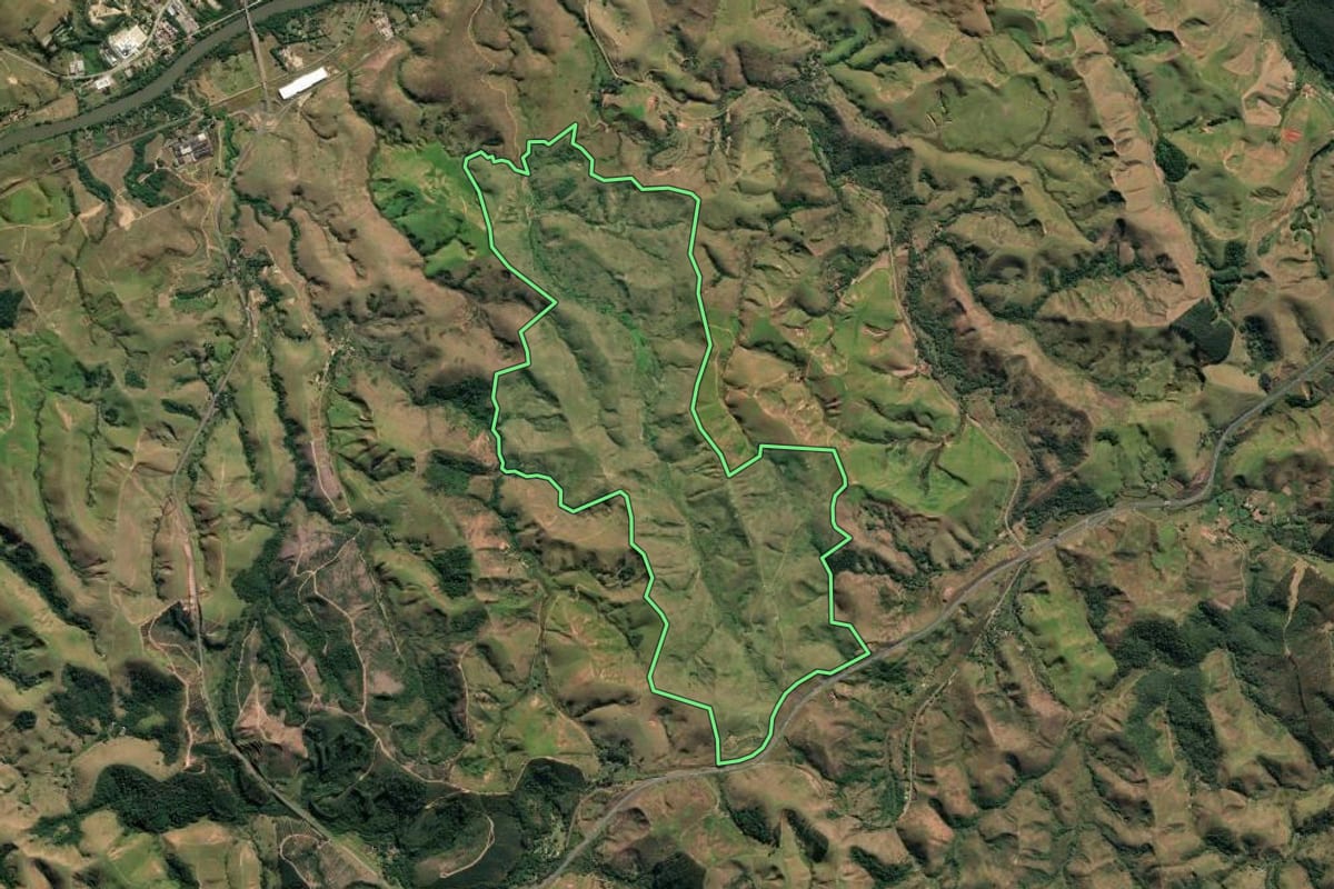 Imagem de satélite do imóvel rural em Cruzeiro (SP), com o contorno declarado no CAR desenhado por cima.