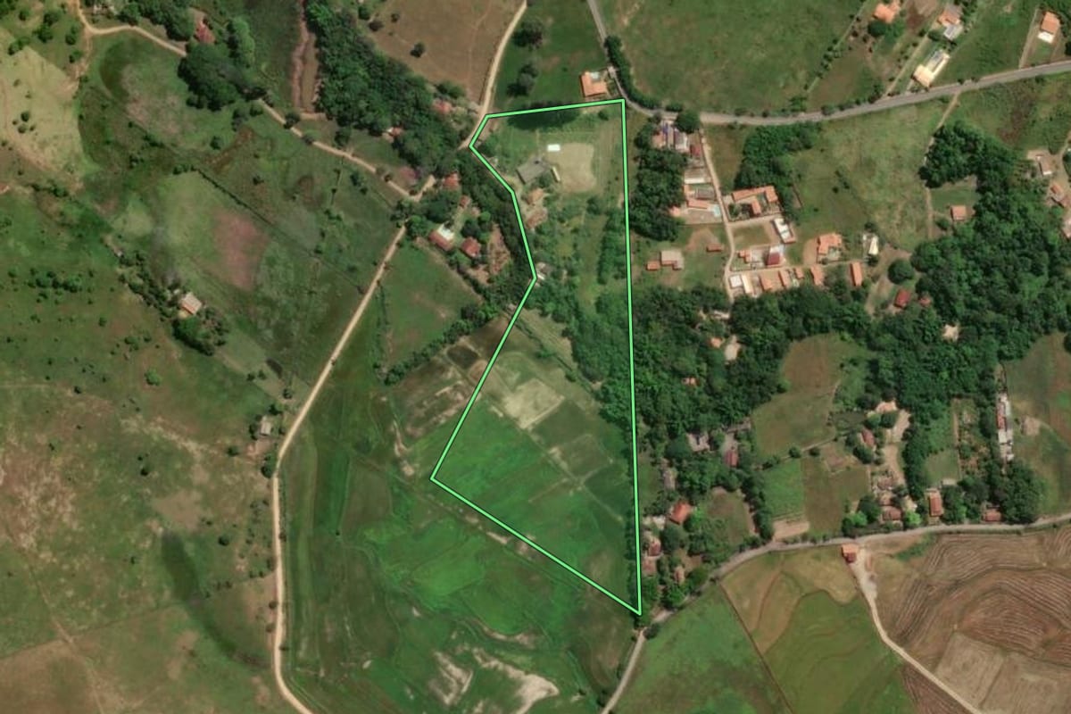 Imagem de satélite do imóvel rural em Cruzeiro (SP), com o contorno declarado no CAR desenhado por cima.