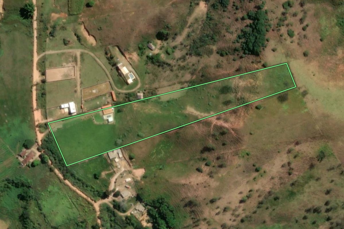 Imagem de satélite do imóvel rural em Cruzeiro (SP), com o contorno declarado no CAR desenhado por cima.