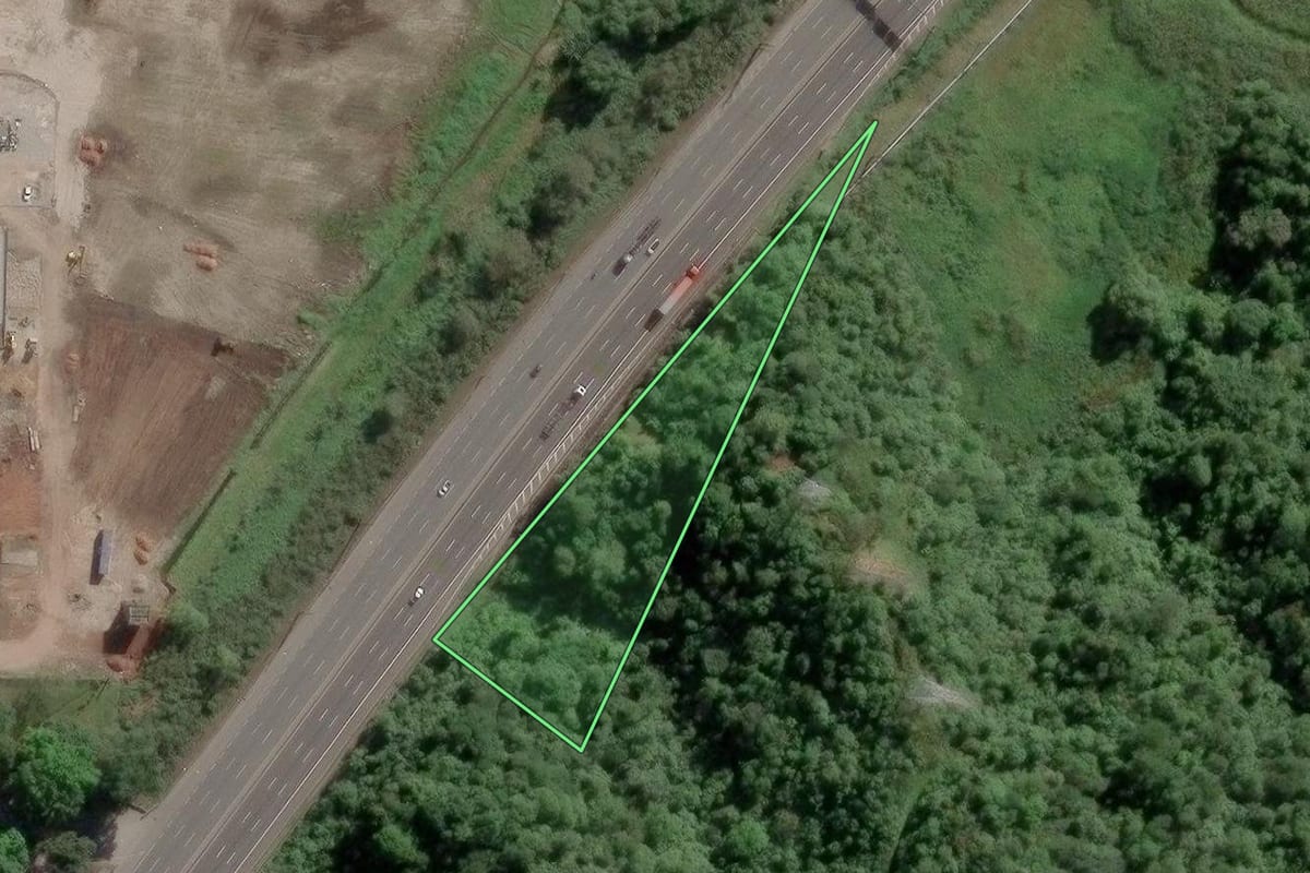 Imagem de satélite do imóvel rural em Cubatão (SP), com o contorno declarado no CAR desenhado por cima.