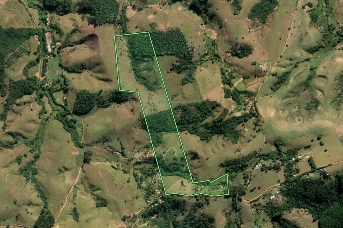 Imagem de satélite do imóvel rural em Cunha (SP), com o contorno declarado no CAR desenhado por cima.