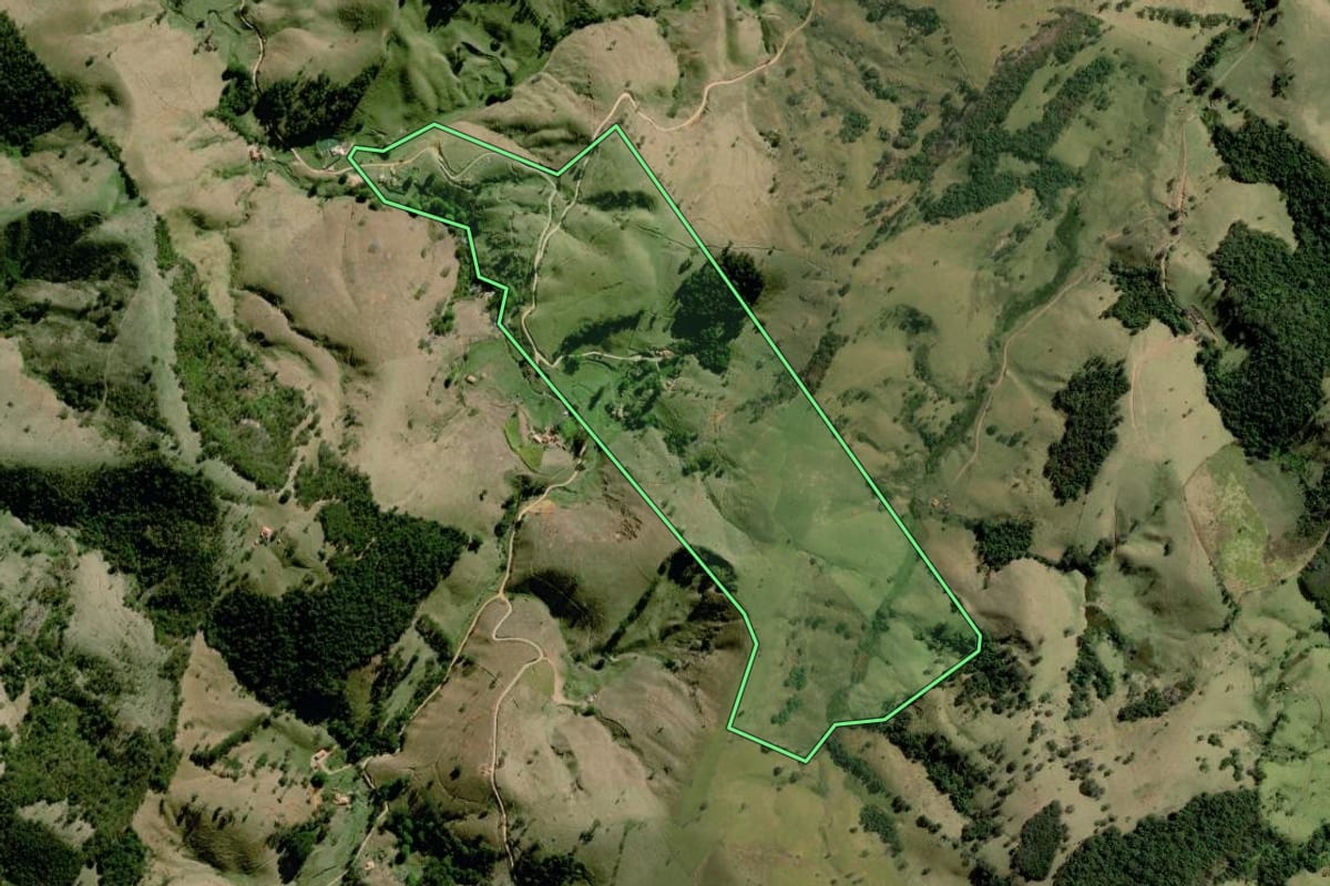 Imagem de satélite do imóvel rural em Cunha (SP), com o contorno declarado no CAR desenhado por cima.