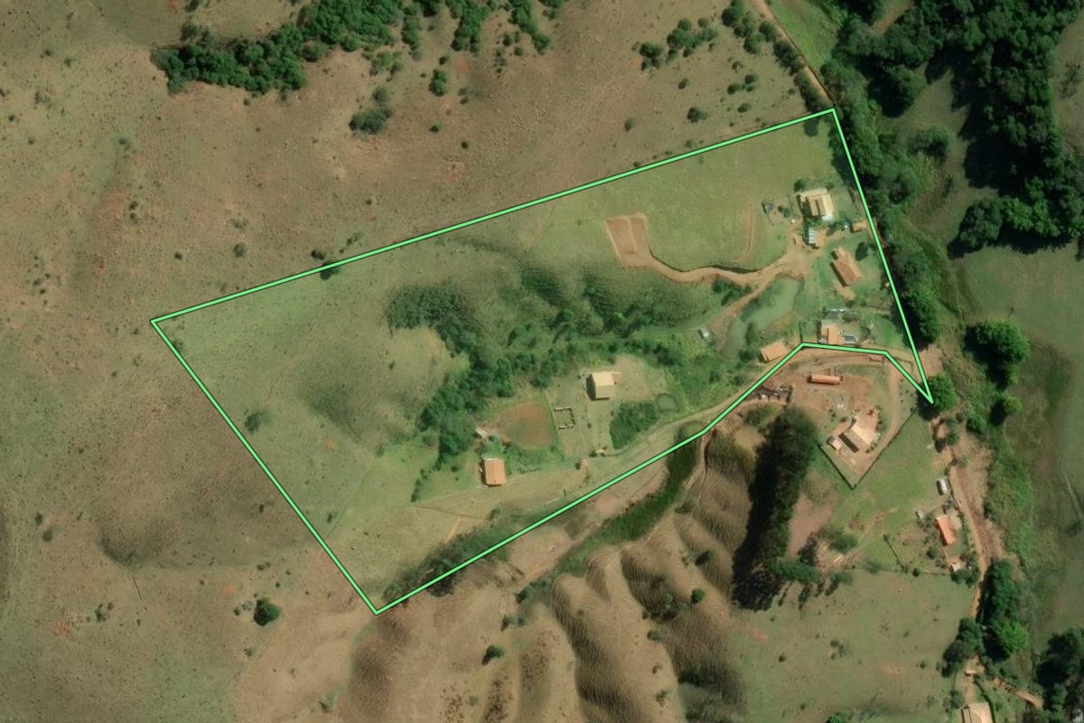 Imagem de satélite do imóvel rural em Cunha (SP), com o contorno declarado no CAR desenhado por cima.
