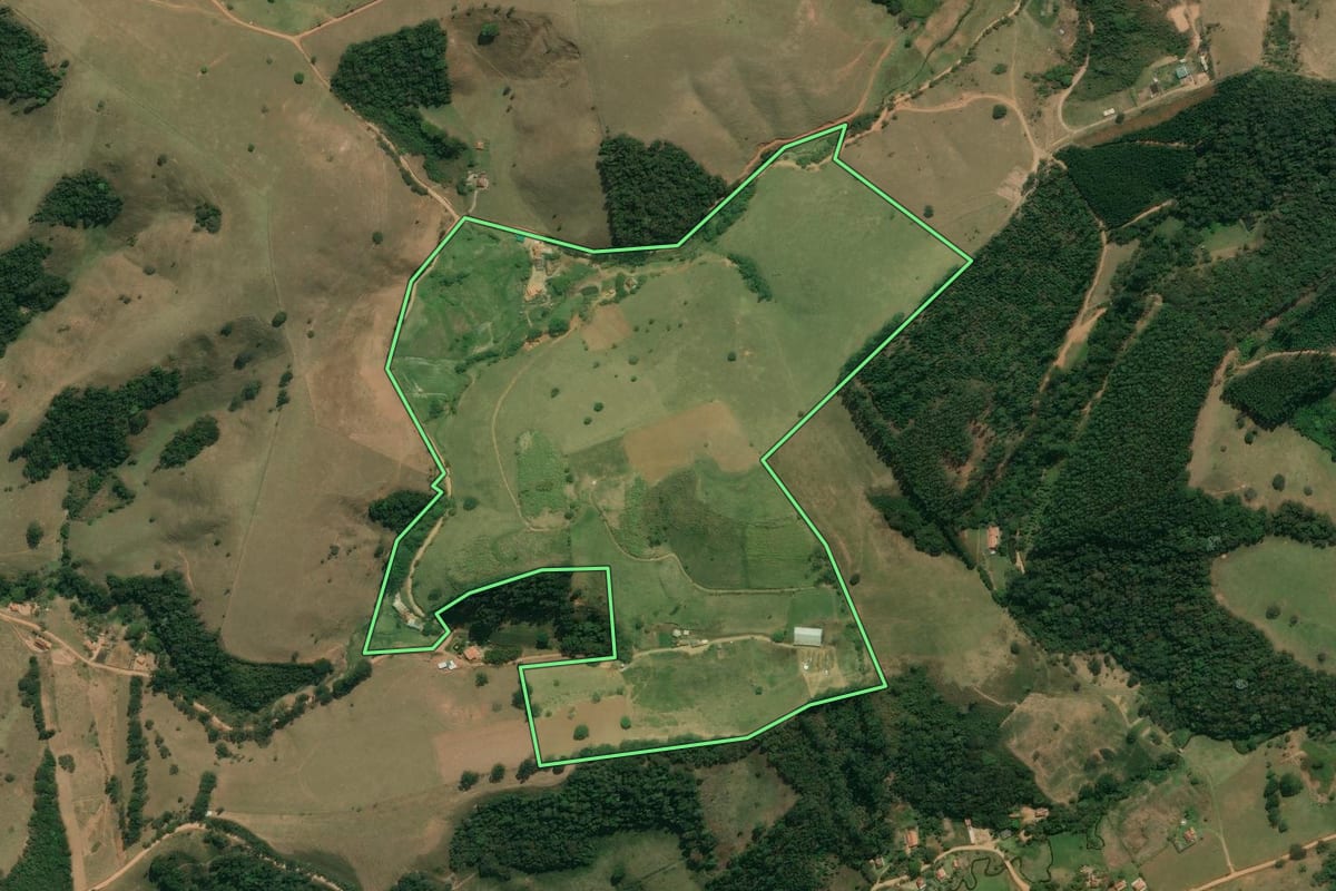 Imagem de satélite do imóvel rural em Cunha (SP), com o contorno declarado no CAR desenhado por cima.