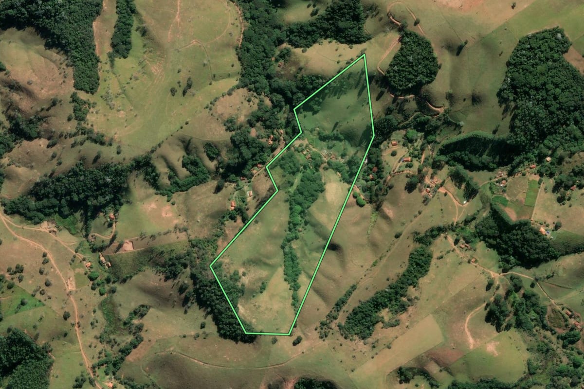 Imagem de satélite do imóvel rural em Cunha (SP), com o contorno declarado no CAR desenhado por cima.