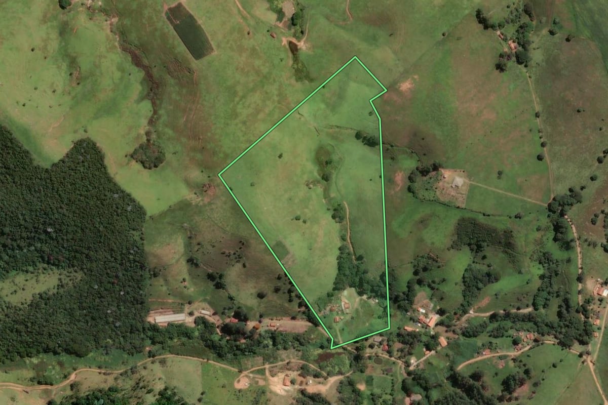 Imagem de satélite do imóvel rural em Cunha (SP), com o contorno declarado no CAR desenhado por cima.