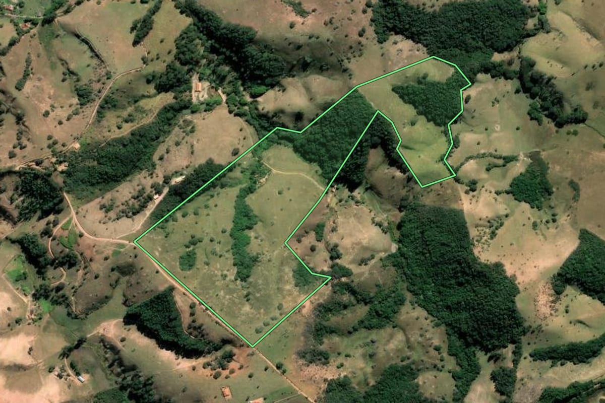 Imagem de satélite do imóvel rural em Cunha (SP), com o contorno declarado no CAR desenhado por cima.