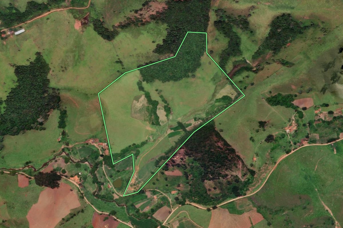 Imagem de satélite do imóvel rural em Cunha (SP), com o contorno declarado no CAR desenhado por cima.