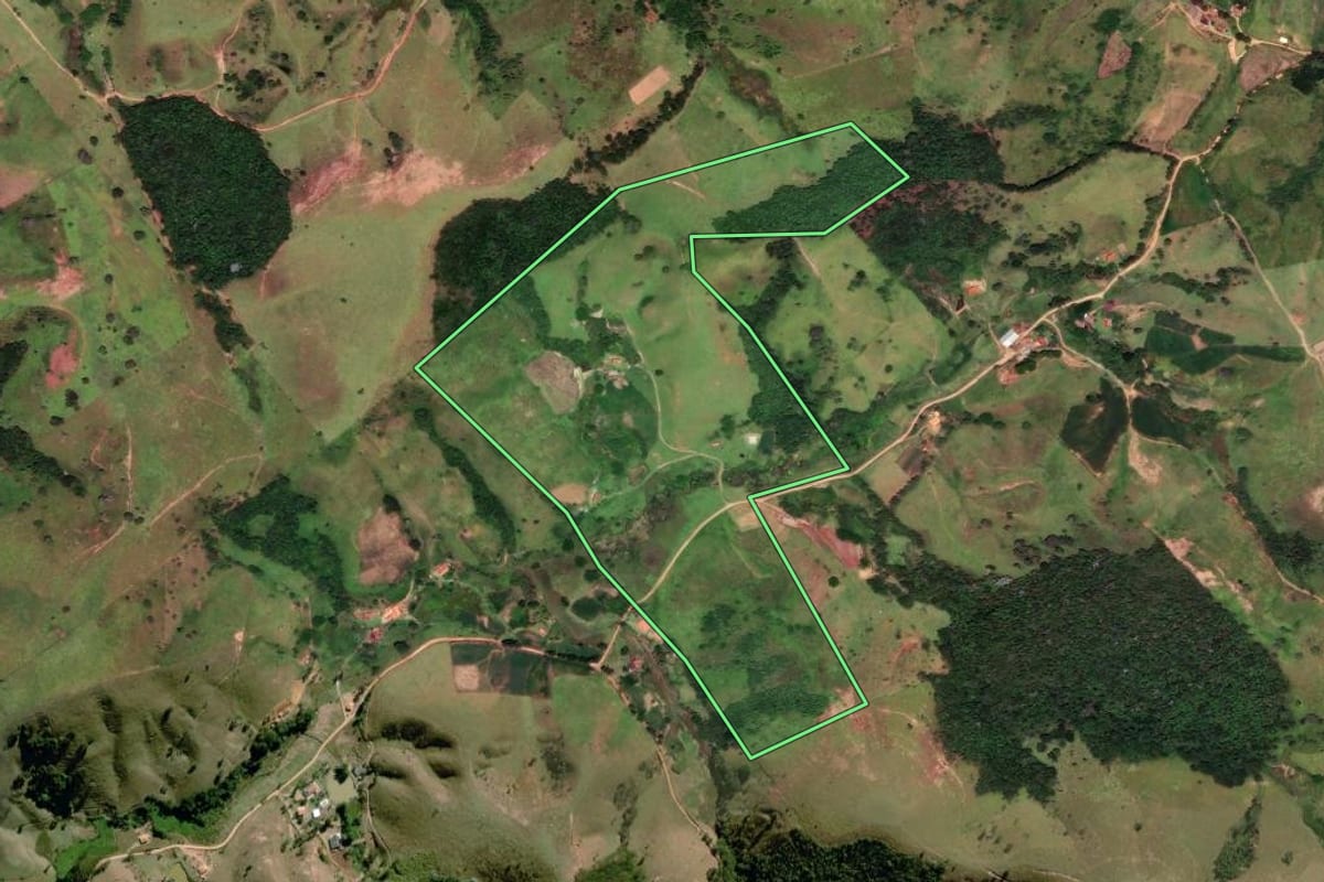Imagem de satélite do imóvel rural em Cunha (SP), com o contorno declarado no CAR desenhado por cima.