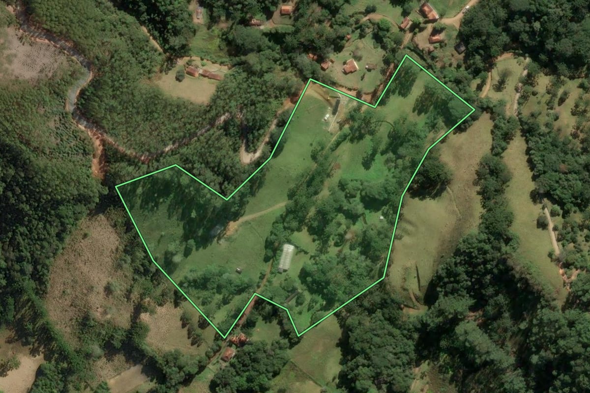 Imagem de satélite do imóvel rural em Cunha (SP), com o contorno declarado no CAR desenhado por cima.