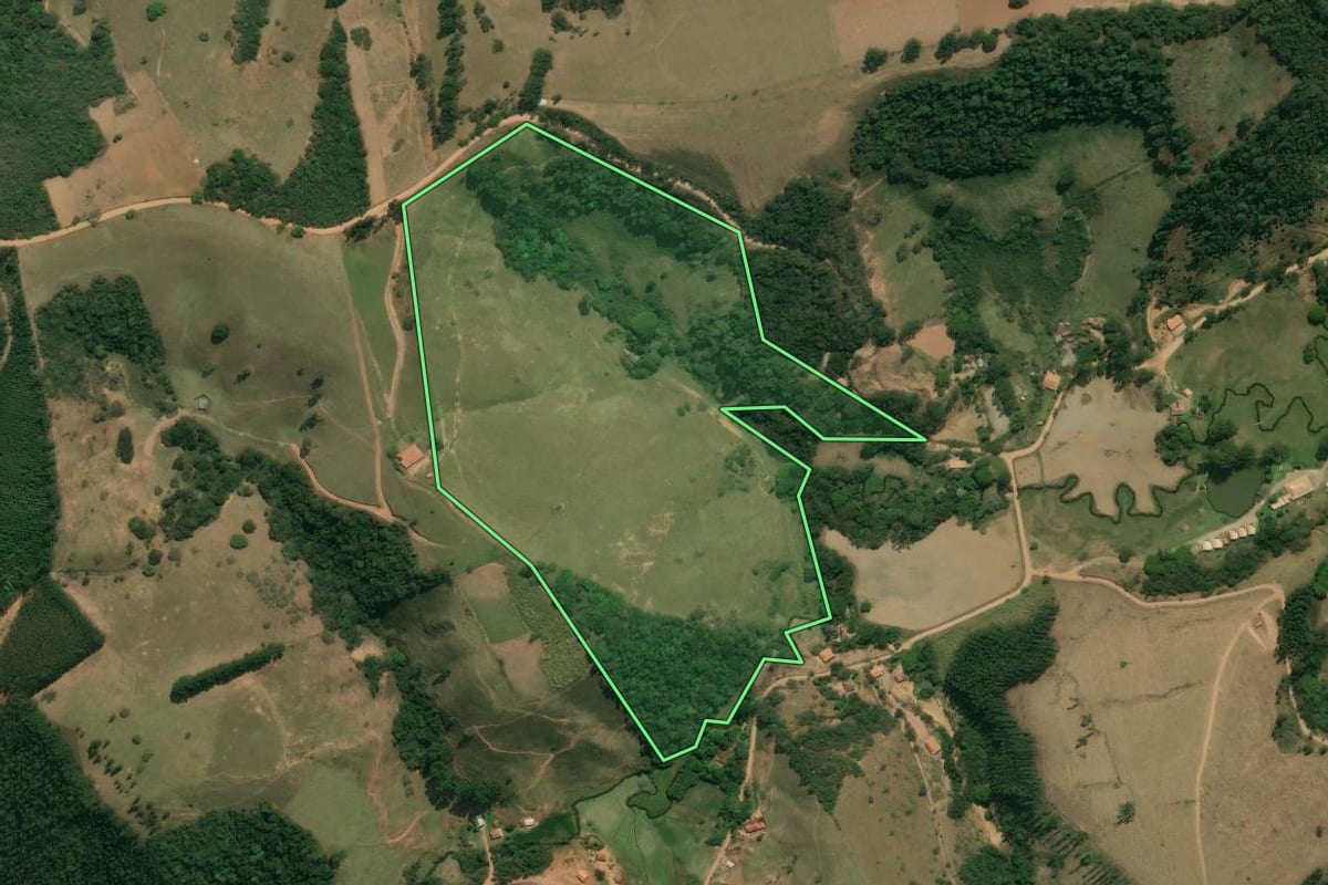 Imagem de satélite do imóvel rural em Cunha (SP), com o contorno declarado no CAR desenhado por cima.