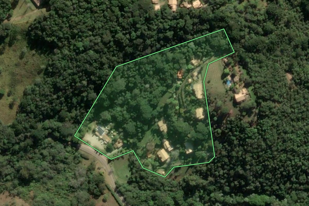 Imagem de satélite do imóvel rural em Cunha (SP), com o contorno declarado no CAR desenhado por cima.