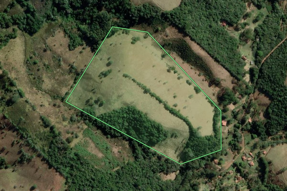 Imagem de satélite do imóvel rural em Cunha (SP), com o contorno declarado no CAR desenhado por cima.
