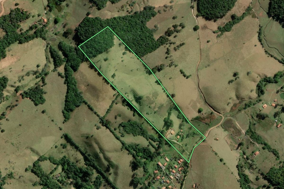 Imagem de satélite do imóvel rural em Cunha (SP), com o contorno declarado no CAR desenhado por cima.