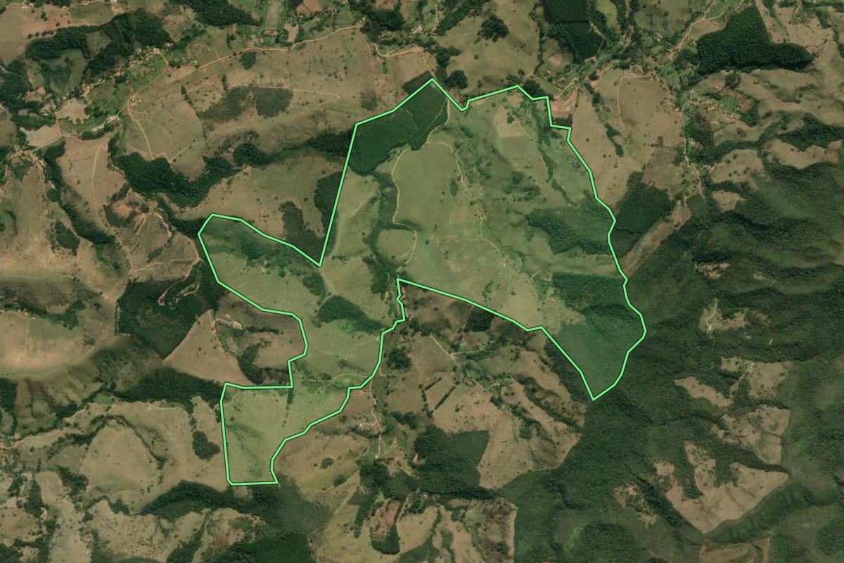 Imagem de satélite do imóvel rural em Cunha (SP), com o contorno declarado no CAR desenhado por cima.